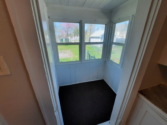 Building Photo - Pet Friendly Home with Fenced Back Yard and Hardwood Floors!