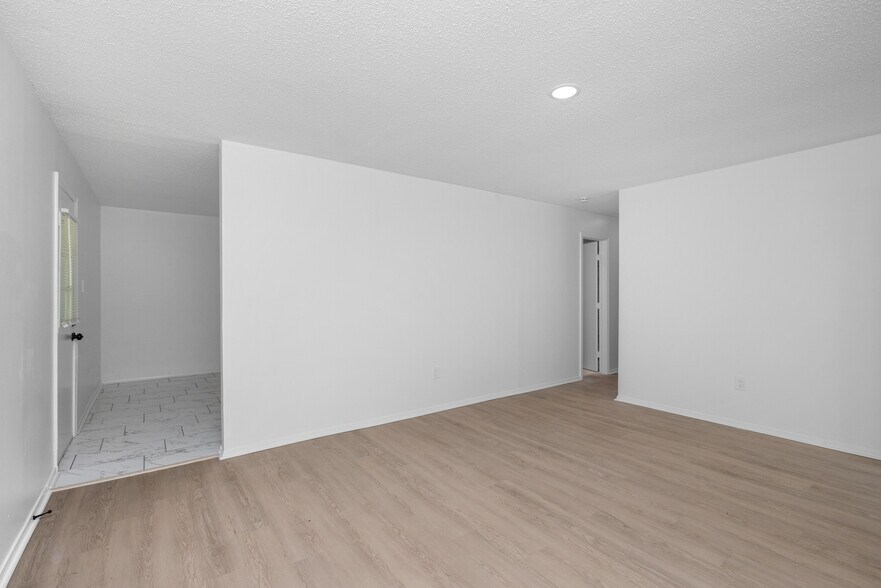 Building Photo - 5340 Lakeview Cv