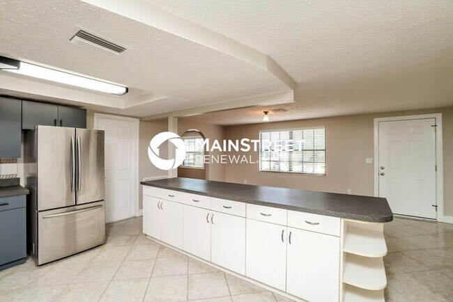 Building Photo - 3 Bedroom Pet-Friendly Home in Port Richey, FL with Main Street Renewal
