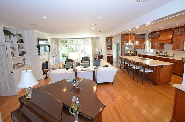 Building Photo - Charming Vacation Home, Furnished 4Bd/3.5Ba Home