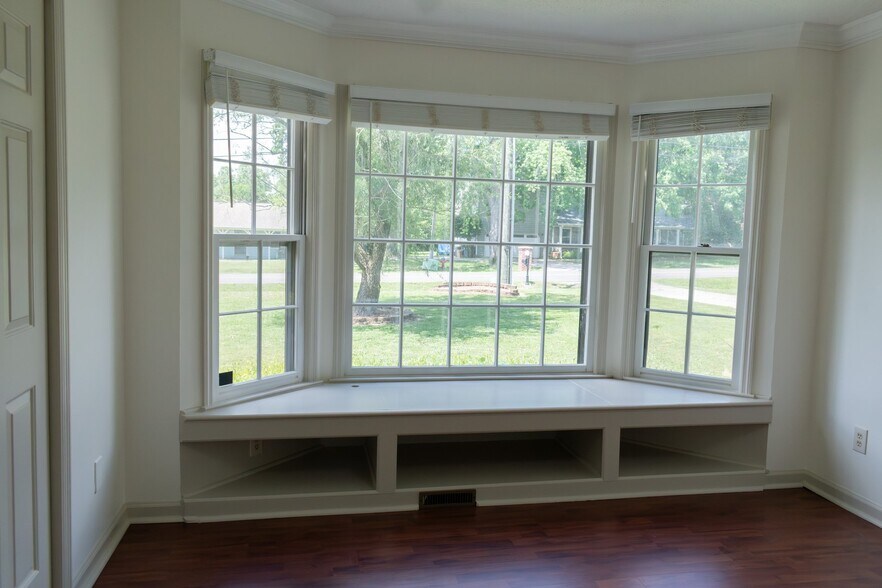 Building Photo - 140 Thomas Dr