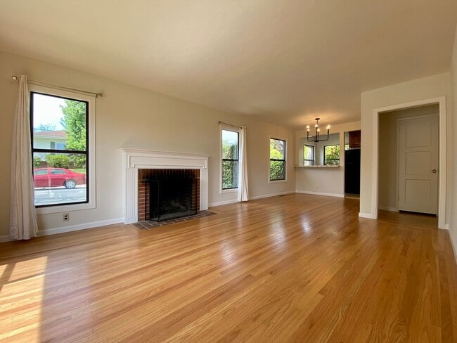 Building Photo - Renovated Single-Family Home on the Penins...