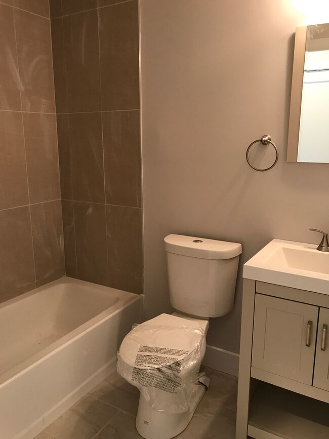Building Photo - Bi-level 2fl 3fl 4B3B unit | Walking dista...