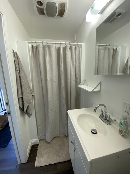 Building Photo - 725 W Sunkist St