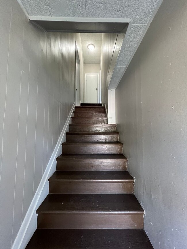 Building Photo - Duplex *upstairs* Leasing Special Available*
