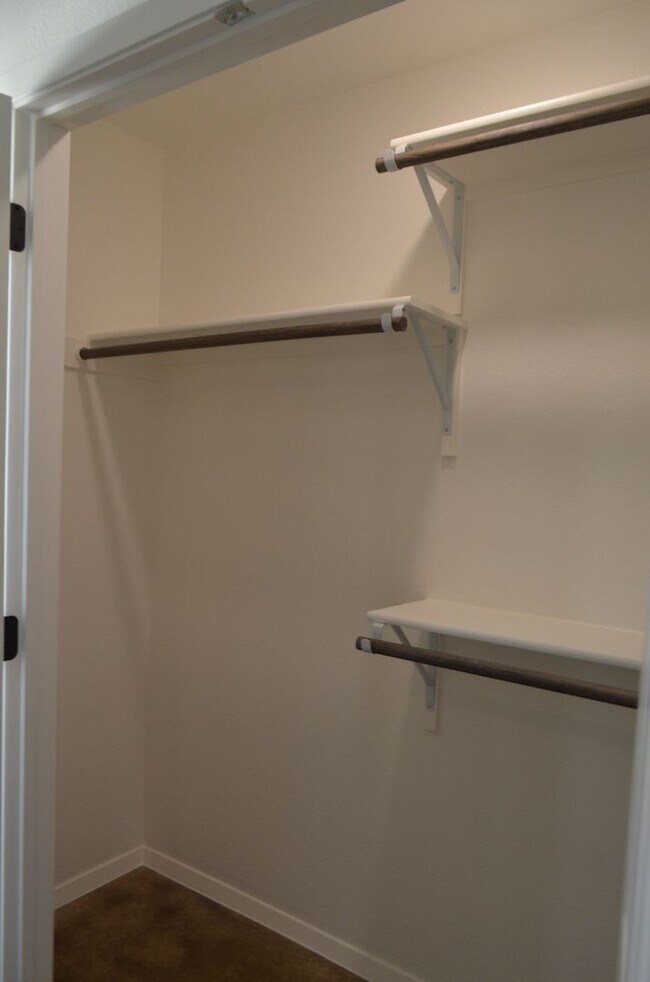 Building Photo - 977 Cline Dr