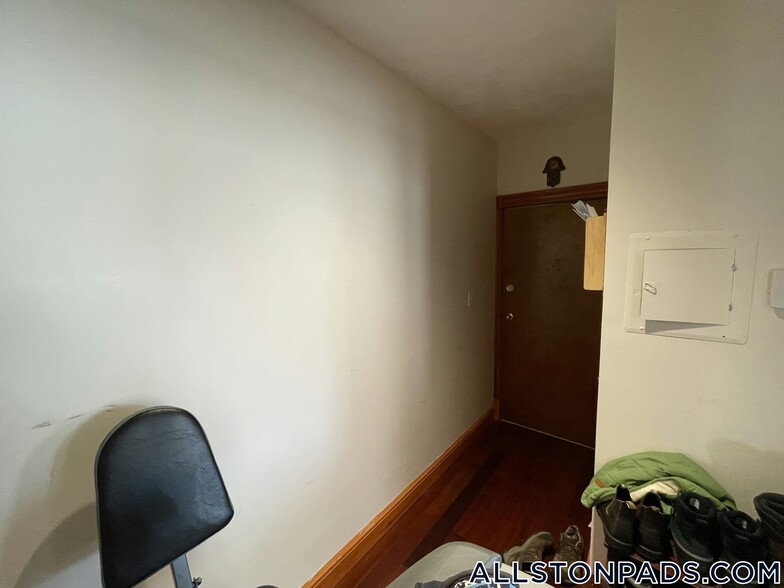 Building Photo - 240 Kelton St