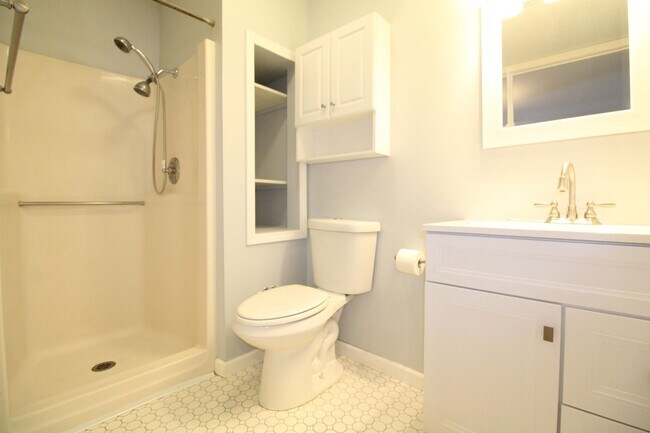 Building Photo - QUIET NEIGHBORHOOD!!  3 Bedroom, 1.5 Bath Home in Norwalk