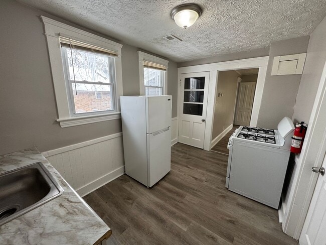 Building Photo - 3026 Monroe Ave