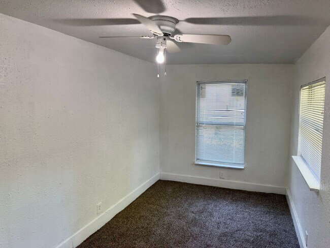 Building Photo - 3/1 Located in South St. Pete!