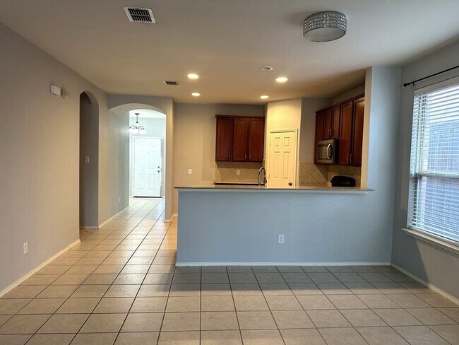Building Photo - 5733 Pebble Ridge Dr