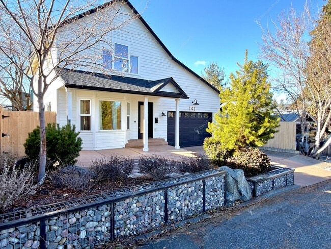 Building Photo - Find a piece of serenity in Historic Old Bend! (Unfurnished)