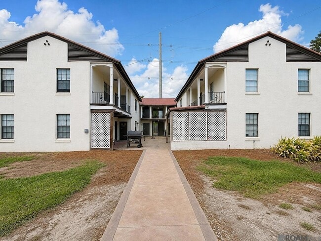 Building Photo - 2961 Greenwood Dr