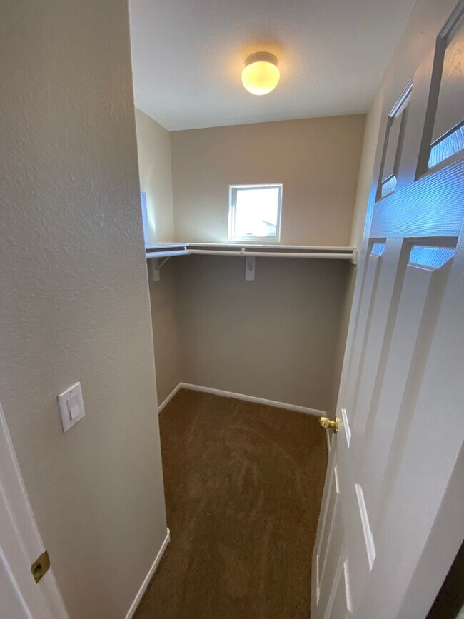 Building Photo - AMERICANA Property Mgmt - Freshly remodele...