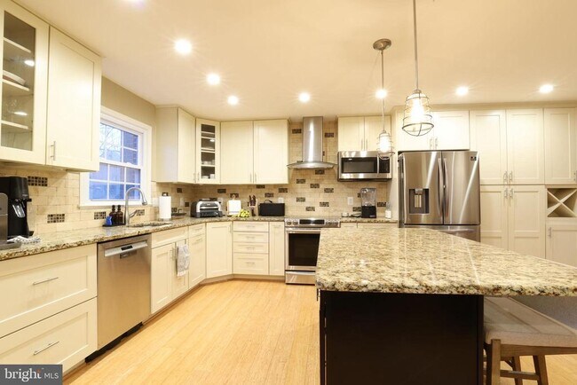 Building Photo - 7966 Hidden Bridge Dr