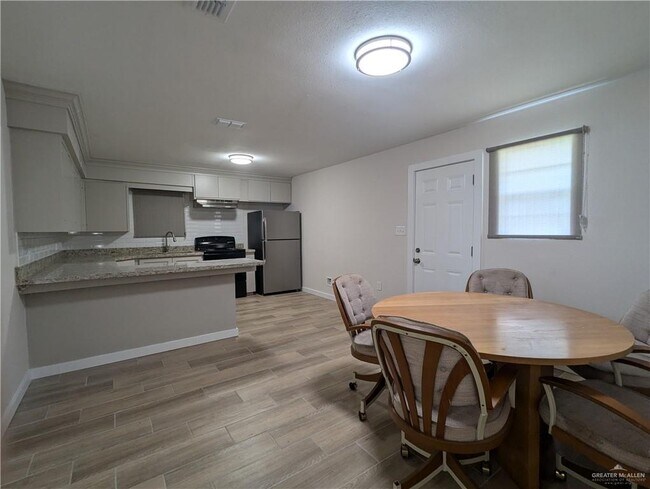 Building Photo - 19 Briarwood Dr