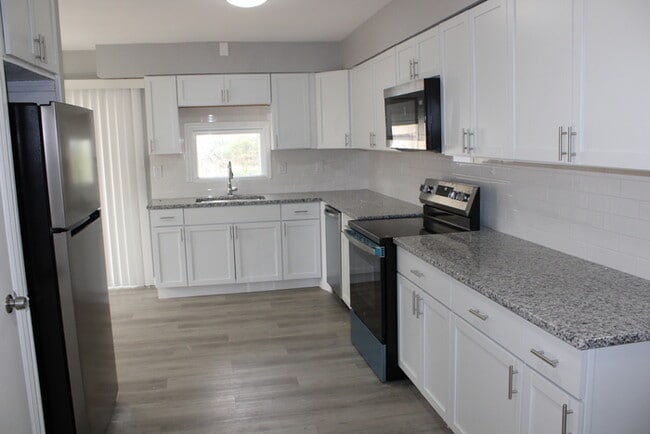 Building Photo - Unique Rental in Grandview with 3 bay gara...
