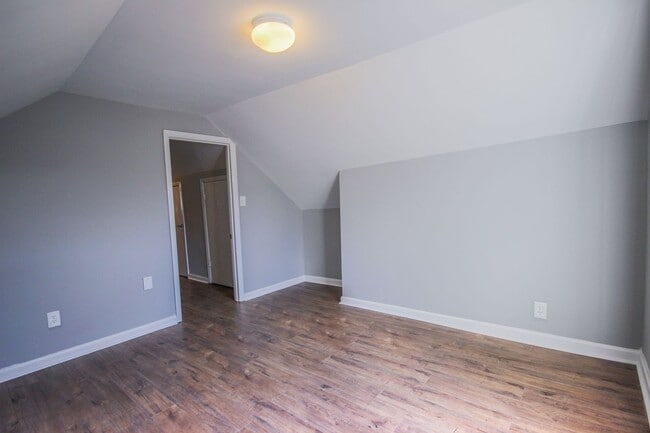 Building Photo - 2 Bedroom in the Heart of Highland Park! Parking included!