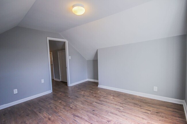 Building Photo - Highland Park Living with Private Deck & Updated 2BR Near Downtown Chattanooga