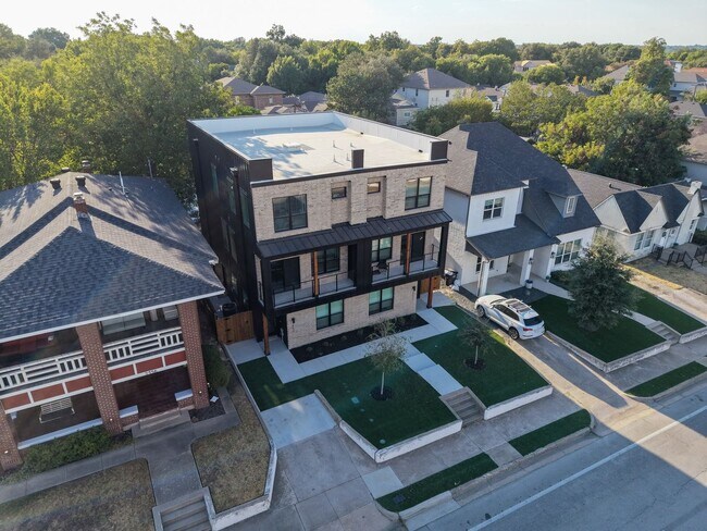 Building Photo - 2554 S University Dr