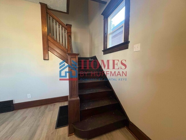 Building Photo - Five Bedroom House | 2 Full Bath | Move In...