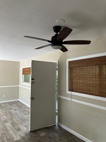 Building Photo - 184 E 19th St