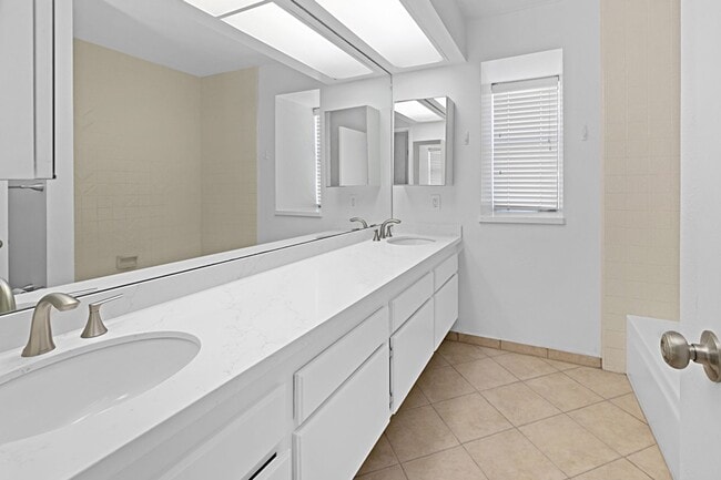 Building Photo - Beautiful Four Bedroom Two Story Home - UT...