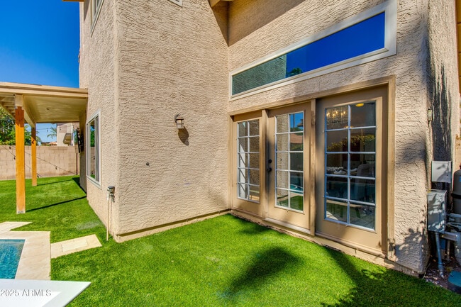 Building Photo - 2119 E New Bedford Dr