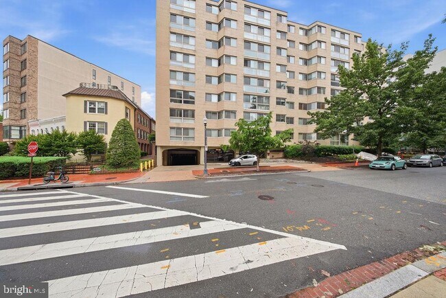 Building Photo - 922 24th St NW