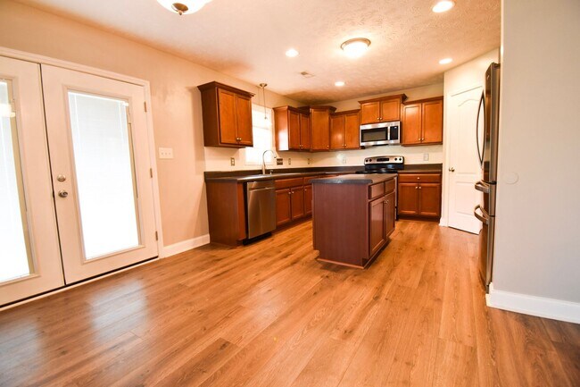 Building Photo - 4 bedroom, 2.5 bathroom Home!