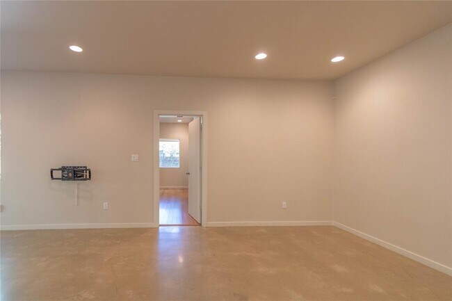 Building Photo - 1702 Forest Hill Dr