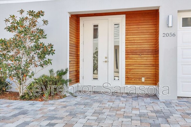 Building Photo - 2056 Roselawn St