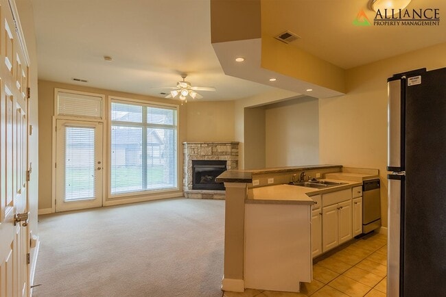 Building Photo - Great Location!