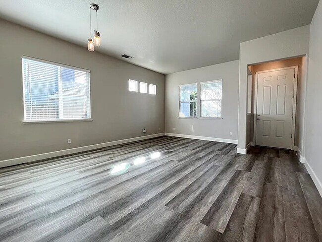 Building Photo - Stunning 4 bedroom 2 bathroom home in Linc...