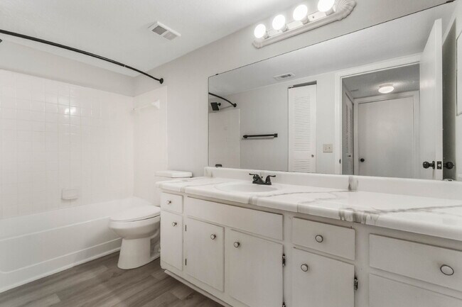 Building Photo - Charming 1-Bedroom Condo Retreat in Orlando - Conveniently Located!