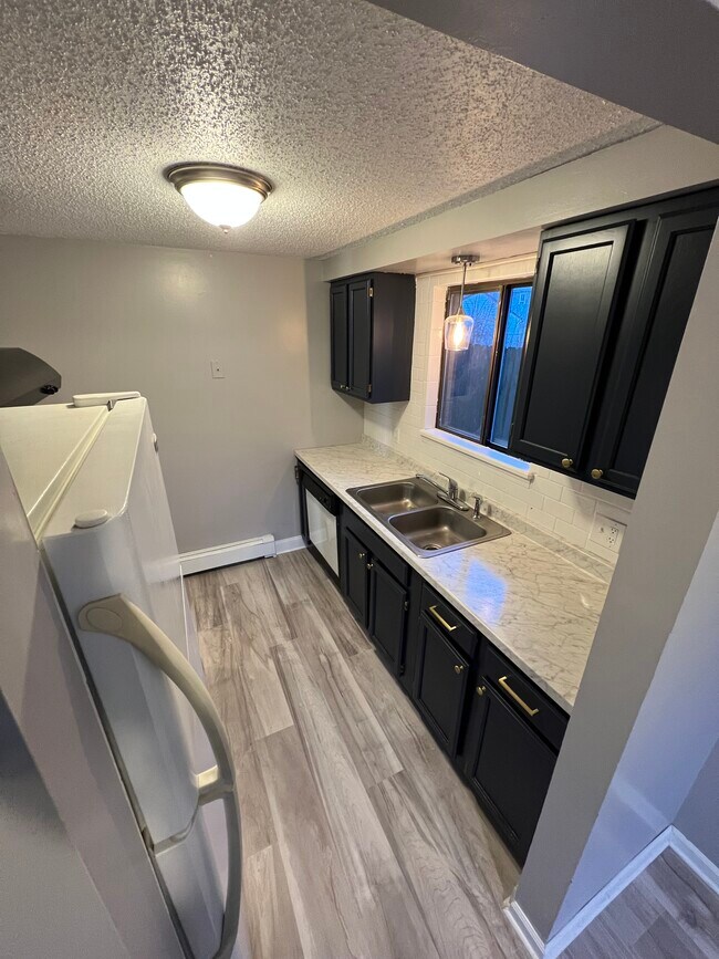 Building Photo - 164 Melrose St