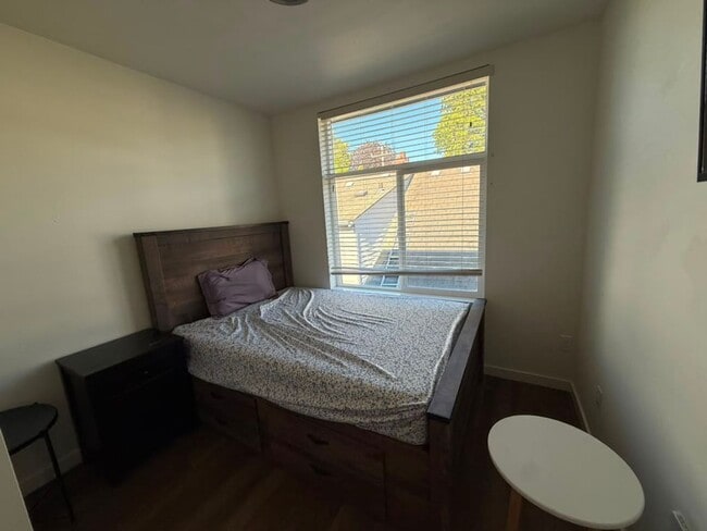 Building Photo - Fully Furnished - 9 Bed 3 Bath U-District Home!