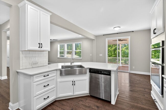 Building Photo - “5-Bedroom Home with Bonus Room & Resort-S...