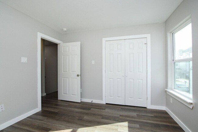 Building Photo - For Lease-Housing Vouchers Accepted | 3 Bed, 2 Bath | 1,150 Sq Ft | Warwick Place |