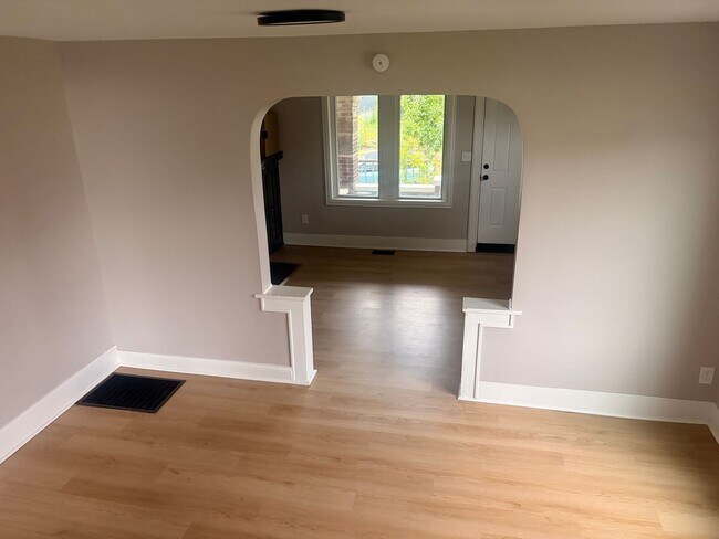 Building Photo - Newly Updated 2-Bedroom, 1 bath | Modern Finishes | $1,250/Month