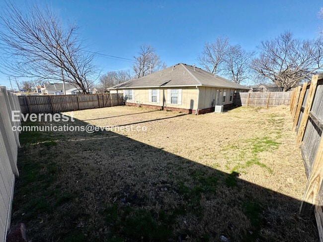 Building Photo - 3 Bed, 2 Bath Townhome with Attached Garage / Pet-Friendly / Available Now!