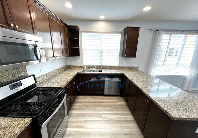 Building Photo - Elegant 3-Story, 4-Bedroom, 3-Bath Condo