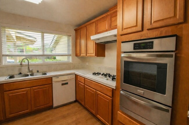 Building Photo - 4-Bedroom House with Fenced Backyard **Fresh Paint and New Flooring