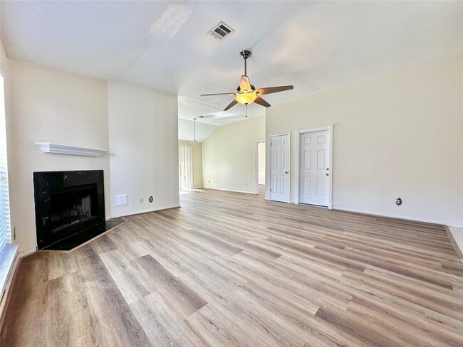 Building Photo - 15503 Town Green Dr