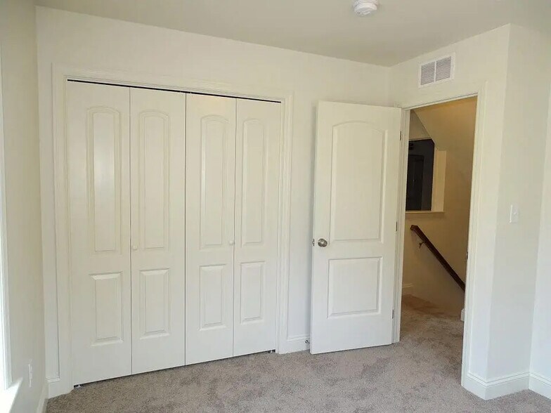 Building Photo - 256 Wildflower Dr