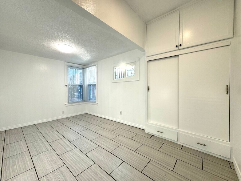 Lg bedroom 9 x 15 - 534 E 19th St