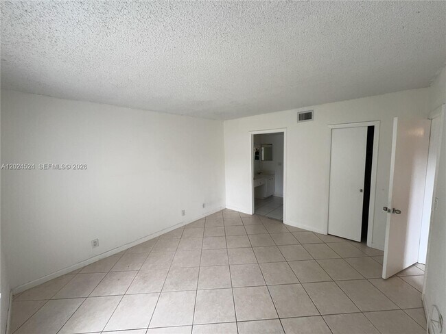 Building Photo - 6552 Arleigh Ct