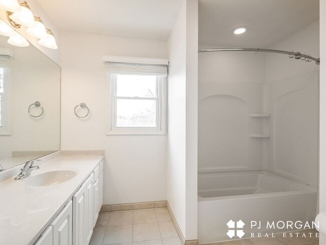 Building Photo - 3 Bed 3 Bath Duplex - Available now