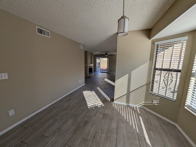 Building Photo - Remodeled Glendale Home With Garage