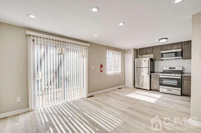 Building Photo - 216 E 7th St